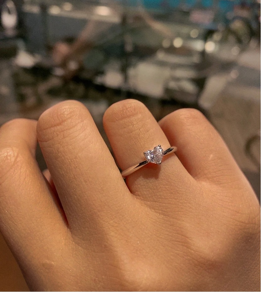 entusiastisk Bi Ingeniører How Big is a 1 Carat Diamond Engagement Ring? - DR Blog